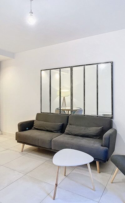 Bright living room in Cimiez apartment with open-plan kitchen and bedroom