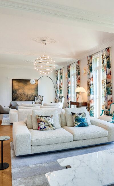 65 m² living room in Musiciens apartment with fireplace and high ceilings