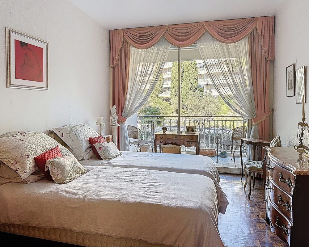 Nice Cimiez / Cemenelum - Spacious 3-room apartment with sea view in prestigious residence with grounds