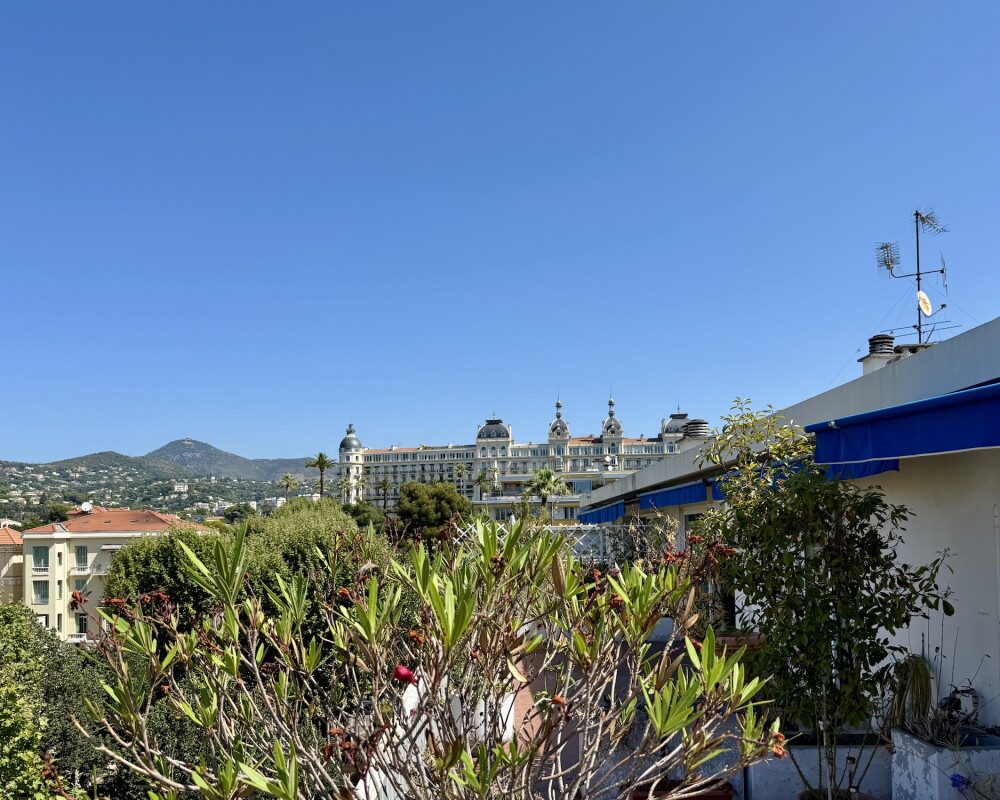 Historic Cimiez â Top Floor with Circular Terrace, Sea View and Belle Ãpoque Palaces