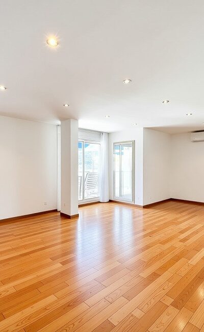 Large bright 46 sqm living room opening onto a level terrace, Cimiez