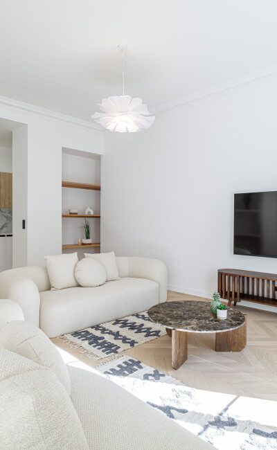 Bright living room in a Nice Carré d’Or apartment with full south exposure