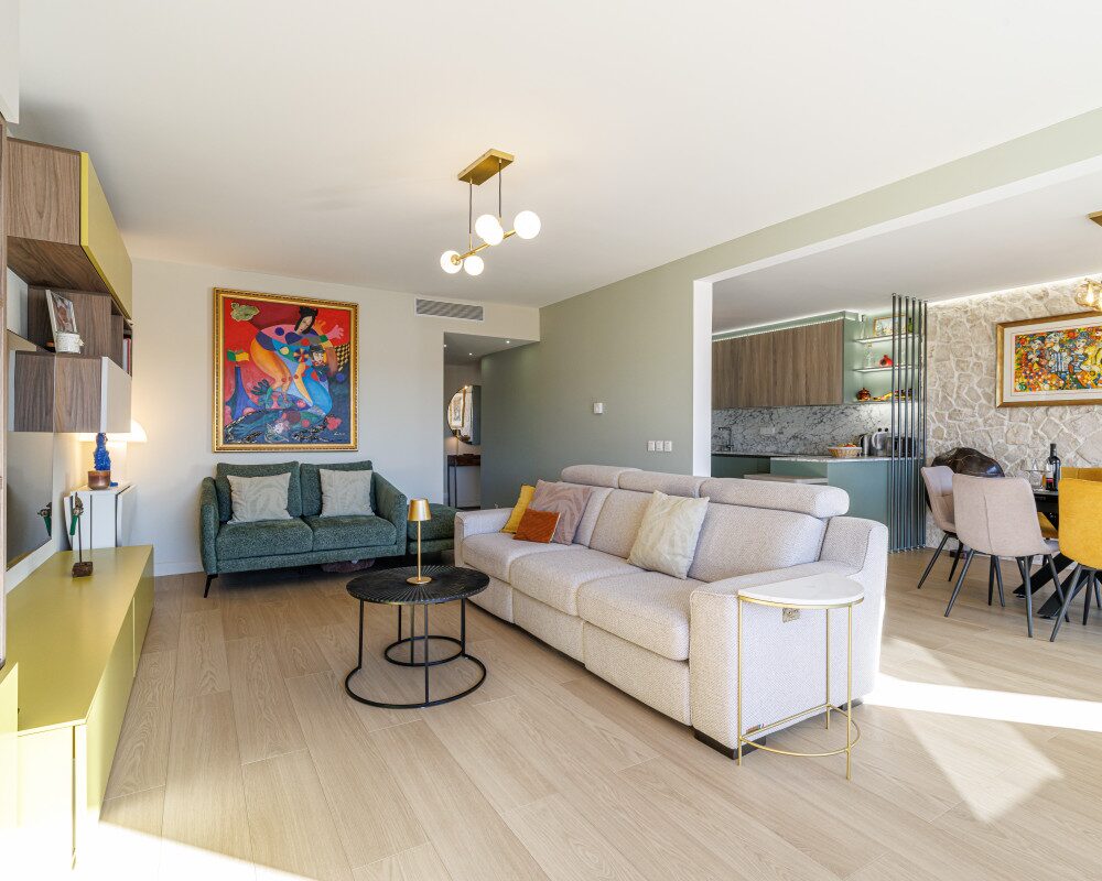 Nice â CarrÃ© dâOr â Magnificent 3-room apartment of 108 sqm on the top floor with a large terrace.