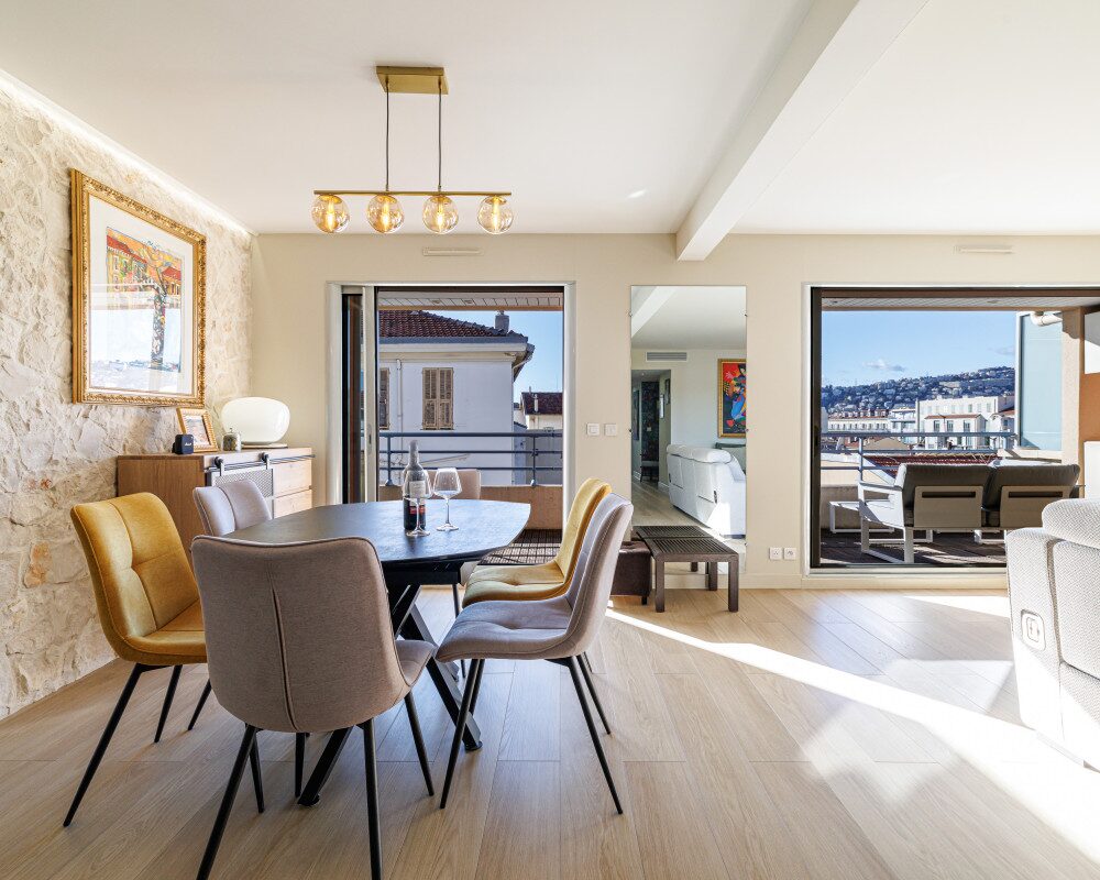 Nice â CarrÃ© dâOr â Magnificent 3-room apartment of 108 sqm on the top floor with a large terrace.