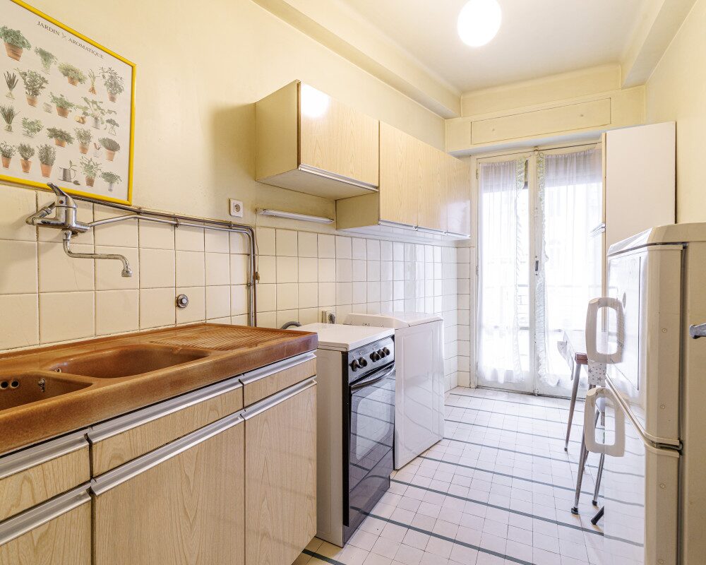 Nice â Wilson â Attractive dual-aspect two-bedroom apartment with multiple outdoor spaces to renovate
