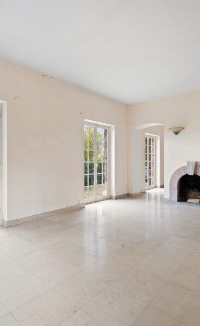 Spacious living room with fireplace opening onto the garden, 1950s house in Nice