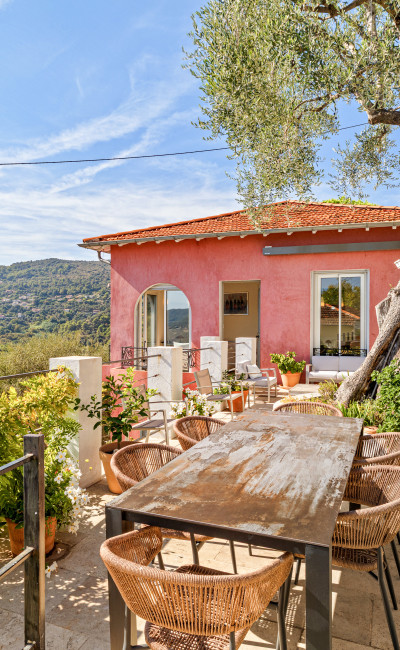 terrasse avec superbe vue mer à Falicon