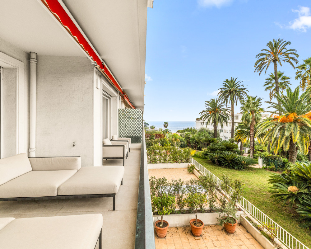 Nice â Mont Boron â Spacious 2-bedroom apartment of 88 sq.m, fully renovated, with terrace and panoramic views over the Baie des Anges