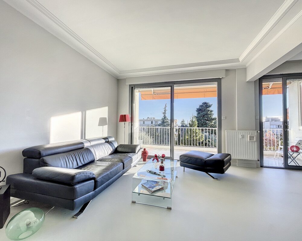 Grazioso appartamento con terrazza e garage in un condominio con parco         