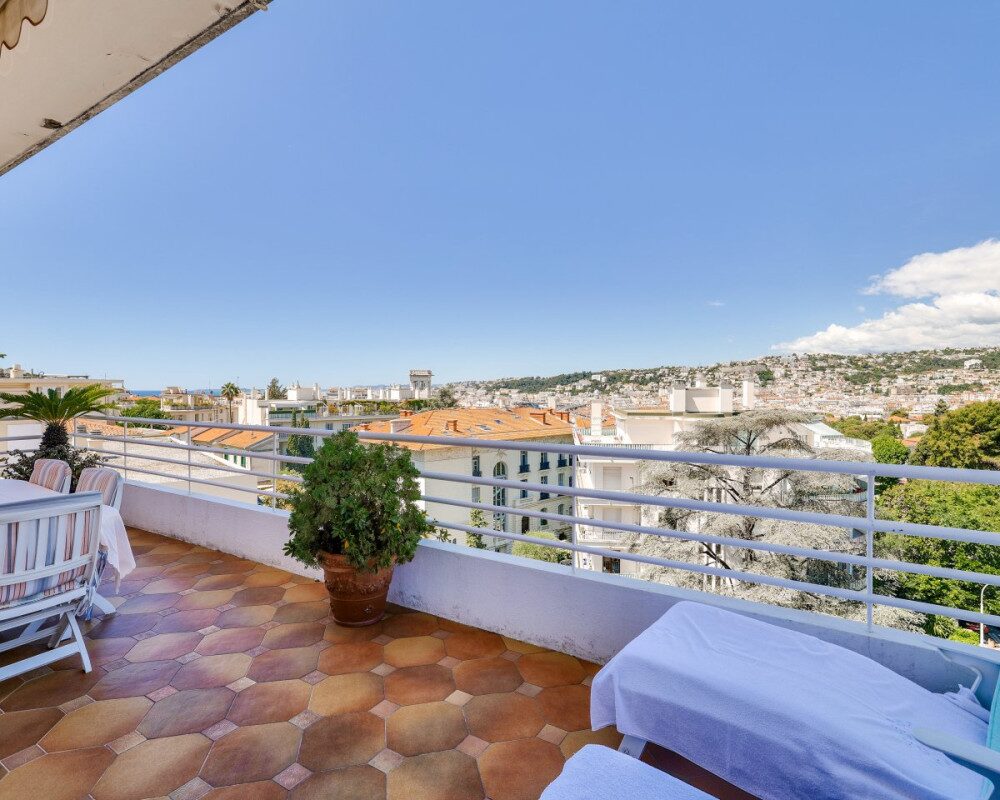 Raro in vendita - Spazioso appartamento di 3/4 locali all'ultimo piano con vista mare, quartiere di Cimiez