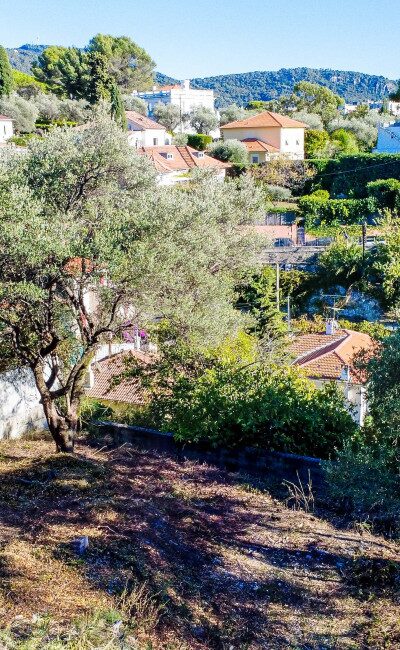 Terreno edificabile con scorcio di vista mare ed esposizione sud-est