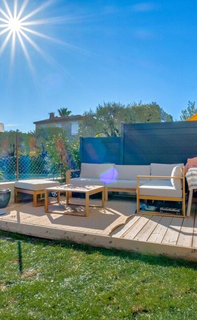 Appartamento ad Antibes Peyregoue con terrazza e giardino, scorcio di vista mare