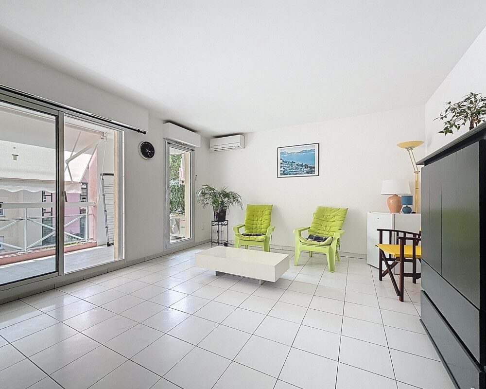 Appartamento d'angolo di 4 locali con garage a Cimiez
