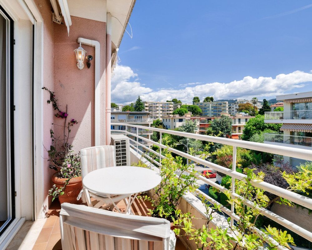 Raro in vendita - Spazioso appartamento di 3/4 locali all'ultimo piano con vista mare, quartiere di Cimiez