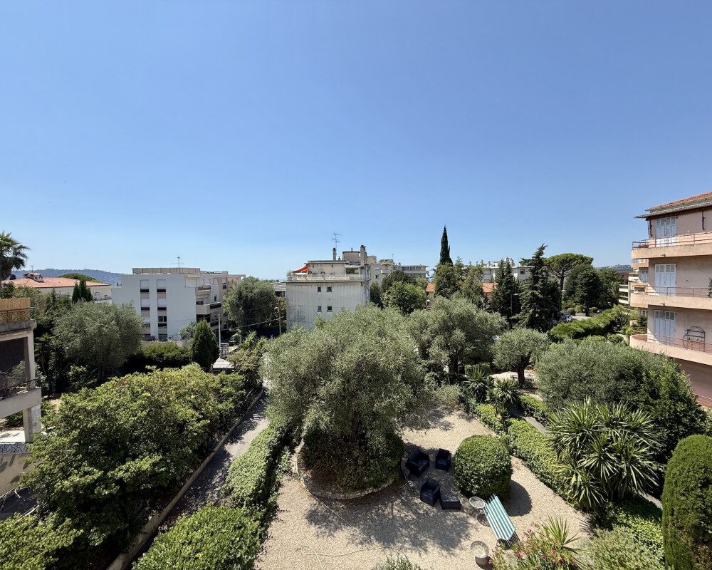 Nizza Cimiez - 3/4 locali angolari su un piano alto da ristrutturare