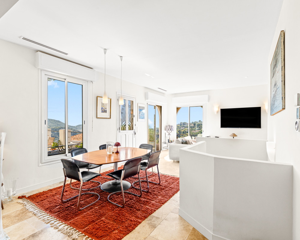 Nizza â Falicon â Incantevole casa di 4 locali di 95 mÂ² ristrutturata, con terrazza, giardino e vista sulle colline e sul mare