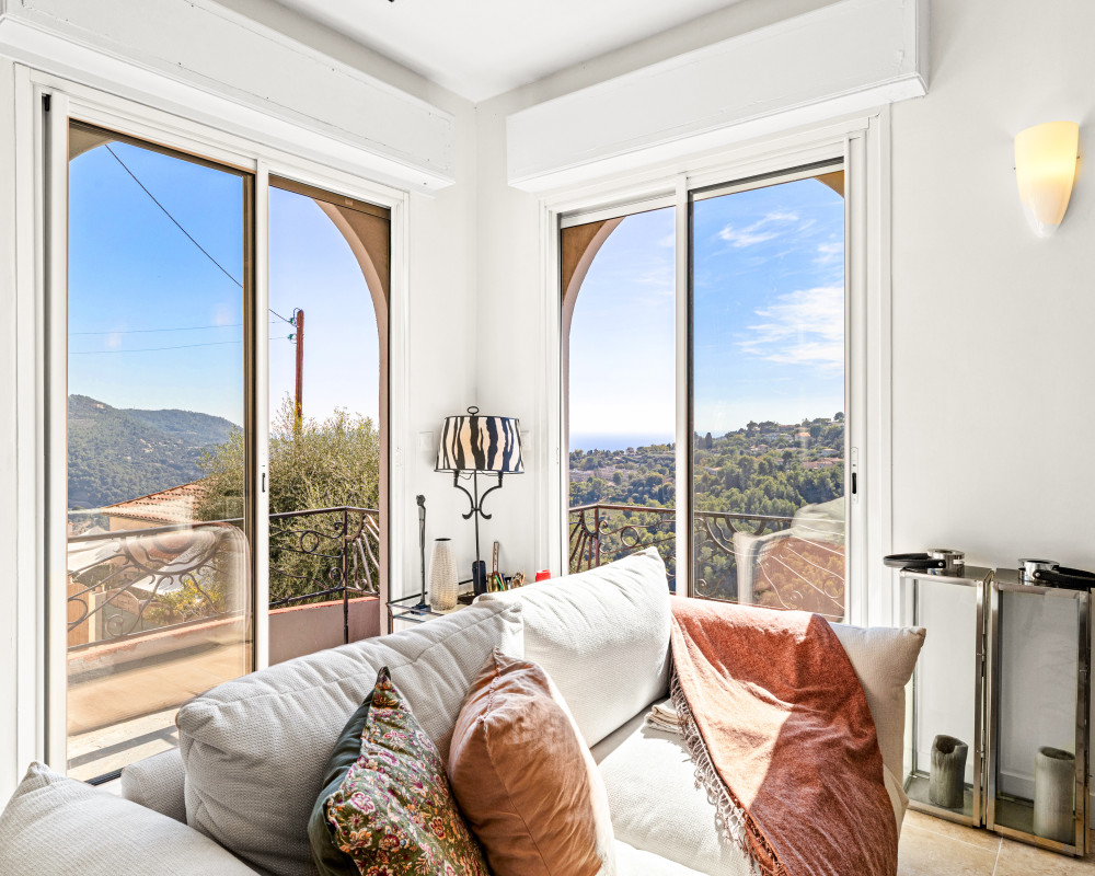 Nizza â Falicon â Incantevole casa di 4 locali di 95 mÂ² ristrutturata, con terrazza, giardino e vista sulle colline e sul mare