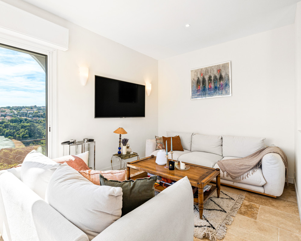 Nizza â Falicon â Incantevole casa di 4 locali di 95 mÂ² ristrutturata, con terrazza, giardino e vista sulle colline e sul mare