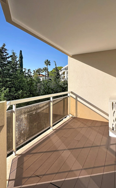 jolie terrasse d'un 3 pièces lumineux à Cimiez À louer