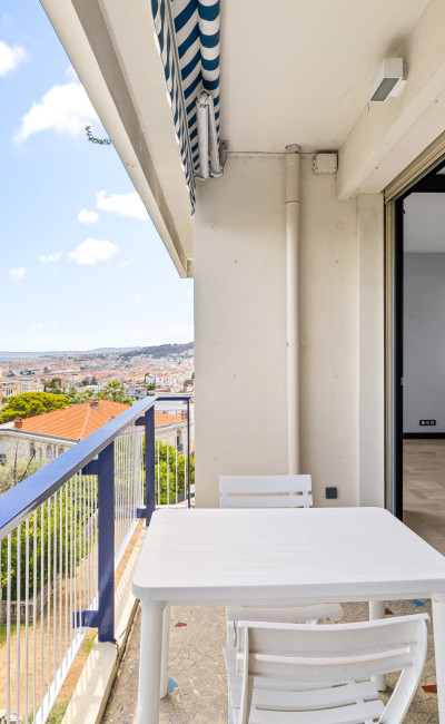 Location appartement 2 pièces 72m² avec superbe vue mer à Nice Cimiez