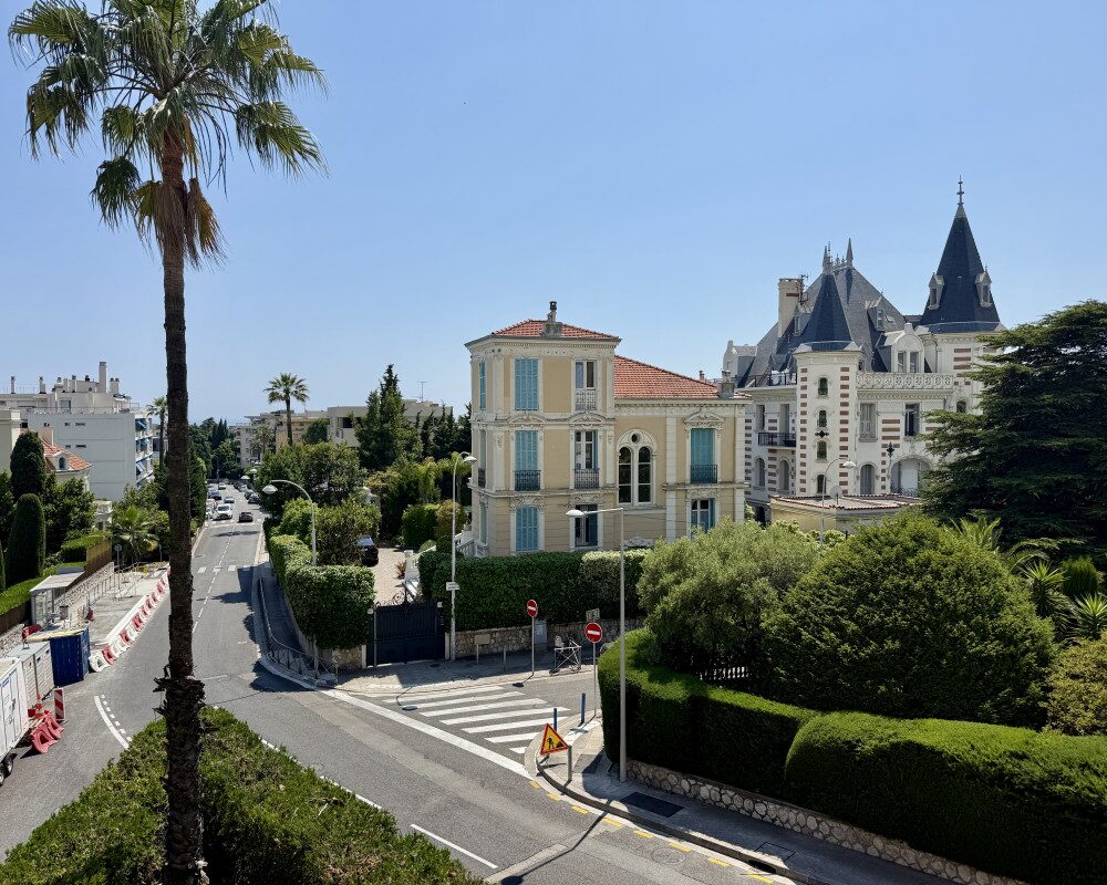 DeuxiÃ¨me et dernier Ã©tage d'une petite maison Ã  rÃ©nover situÃ©e au coeur de Cimiez