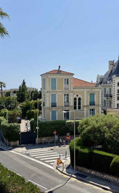 Vue panoramique sur Nice et la mer depuis un appartement à vendre à Cimiez