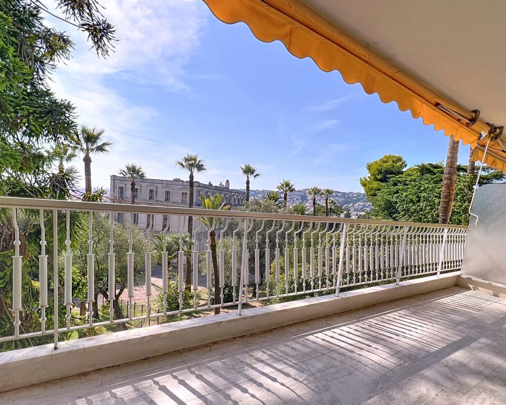 Nice Cimiez - Dans rÃ©sidence luxueuse proche centre ville, beau 3 piÃ¨ces avec terrasse et vue dÃ©gagÃ©e sur la mer et le parc