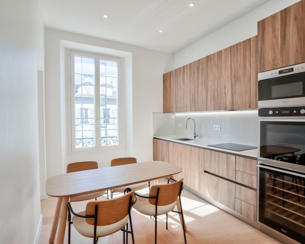 Nice - Le Port - Grand 5 piÃ¨ces de 136 mÂ² en Ã©tage Ã©levÃ© et entiÃ¨rement rÃ©novÃ© 