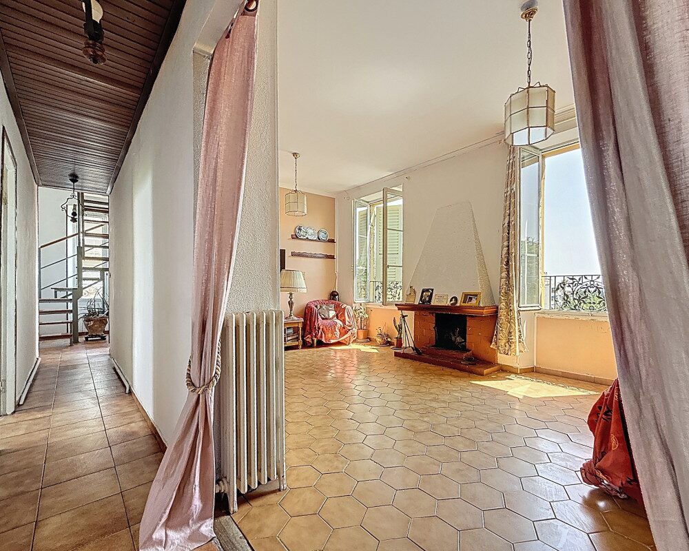 DeuxiÃ¨me et dernier Ã©tage d'une petite maison Ã  rÃ©nover situÃ©e au coeur de Cimiez
