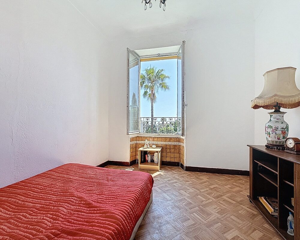 DeuxiÃ¨me et dernier Ã©tage d'une petite maison Ã  rÃ©nover situÃ©e au coeur de Cimiez