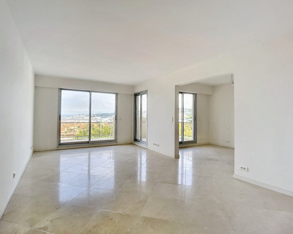 Nice Cimiez Appartement 3 piÃ¨ces rÃ©novÃ© en dernier Ã©tage avec vue mer et ville