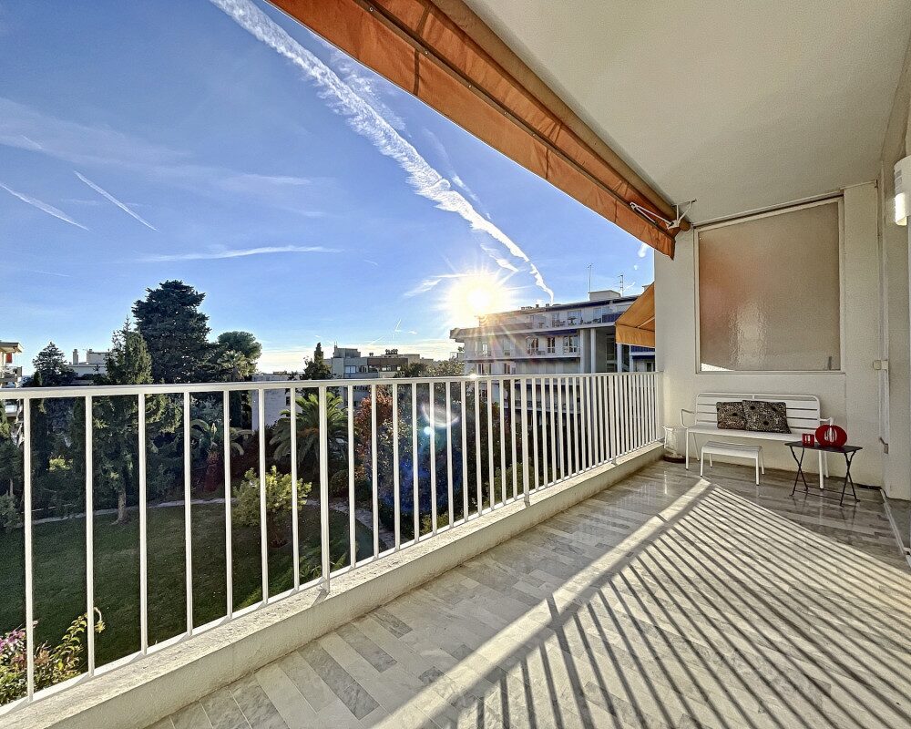Bel appartement avec terrasse et garage dans copropriété avec parc    