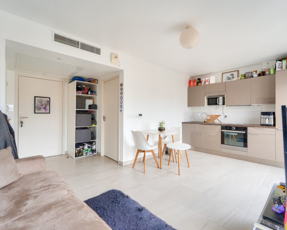 NICE - Cimiez - Beau studio de 26 mÂ² en dernier Ã©tage dans une rÃ©sidence rÃ©cente 