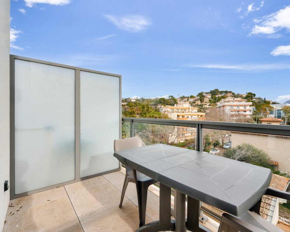 NICE - Cimiez - Beau studio de 26 mÂ² en dernier Ã©tage dans une rÃ©sidence rÃ©cente 
