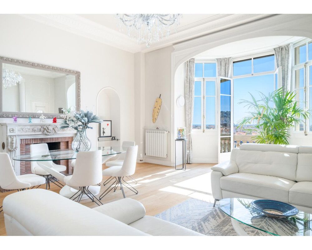 NICE Cimiez - Grand 4 piÃ¨ces de 130 mÂ² avec vue mer au Majestic