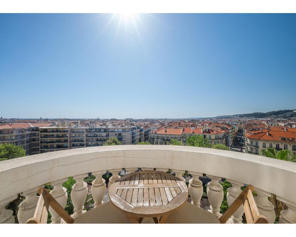 NICE Cimiez - Grand 4 piÃ¨ces de 130 mÂ² avec vue mer au Majestic