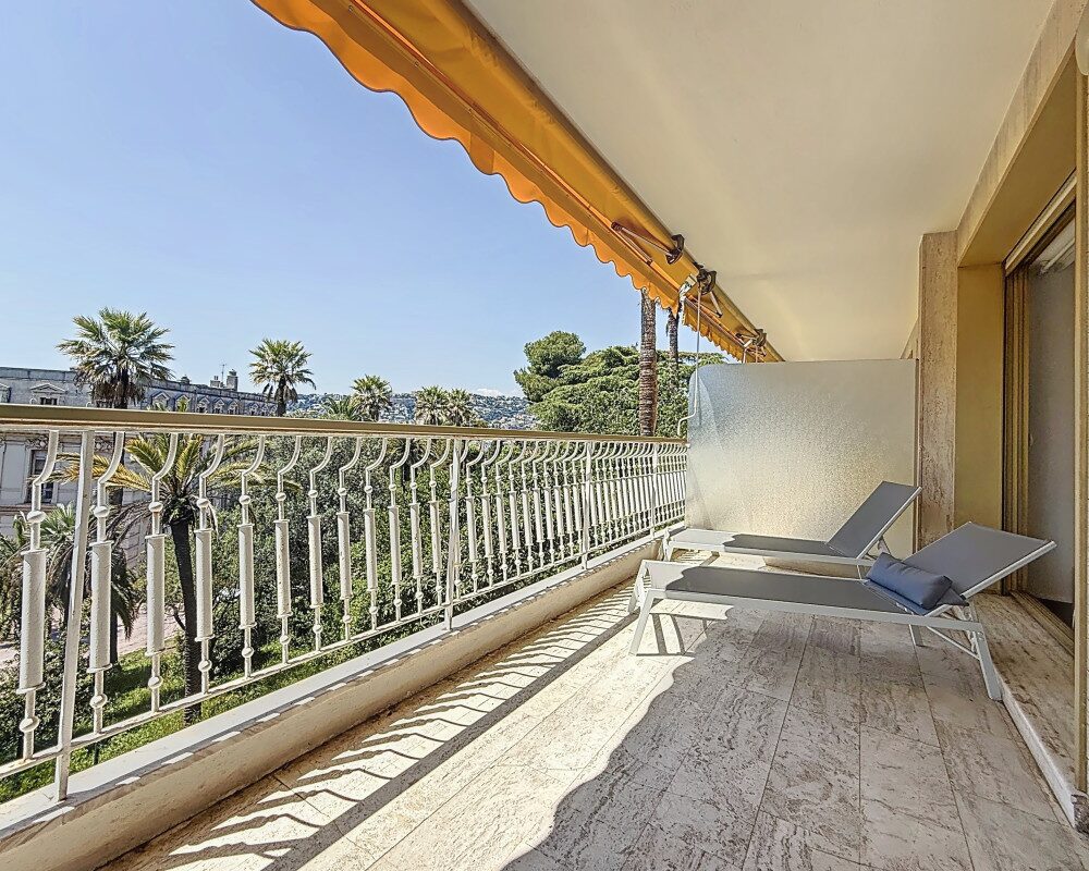 Nice Cimiez - Dans rÃ©sidence luxueuse proche centre ville, beau 3 piÃ¨ces avec terrasse et vue dÃ©gagÃ©e sur la mer et le parc
