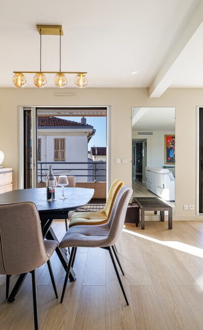 Séjour lumineux appartement Nice Carré d’Or cuisine moderne
