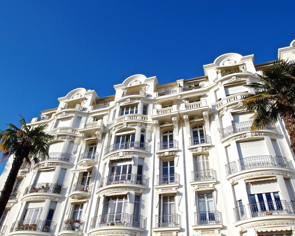 Coeur Cimiez - Beau 5 piÃ¨ces de 140 m2 en Ã©tage Ã©levÃ© avec vue mer et stationnement      