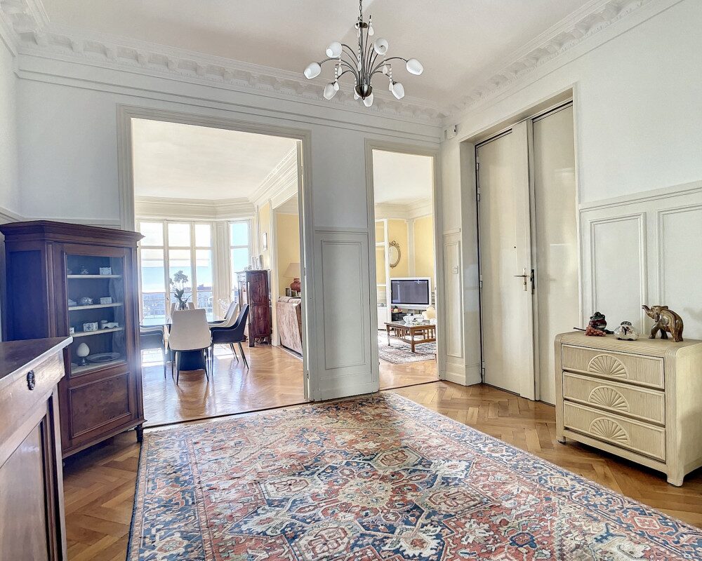 Coeur Cimiez - Beau 5 piÃ¨ces de 140 m2 en Ã©tage Ã©levÃ© avec vue mer et stationnement      