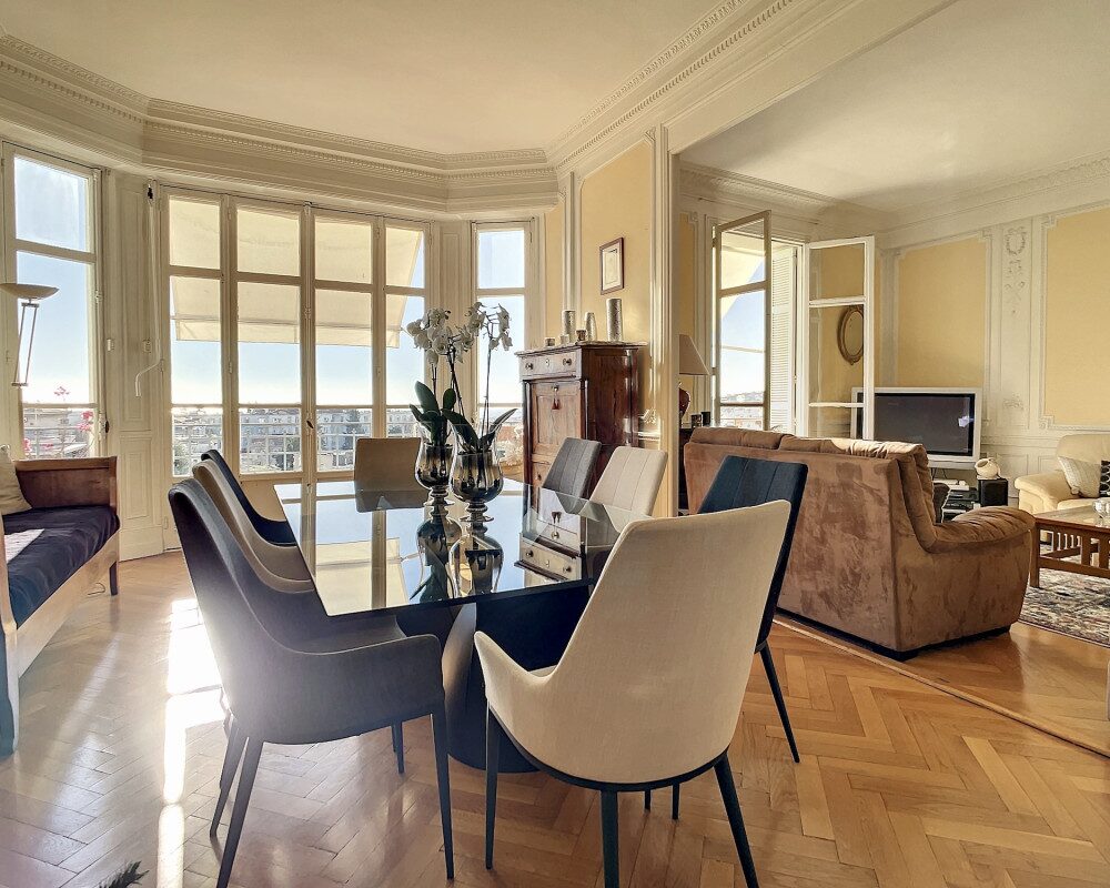 Coeur Cimiez - Beau 5 piÃ¨ces de 140 m2 en Ã©tage Ã©levÃ© avec vue mer et stationnement      