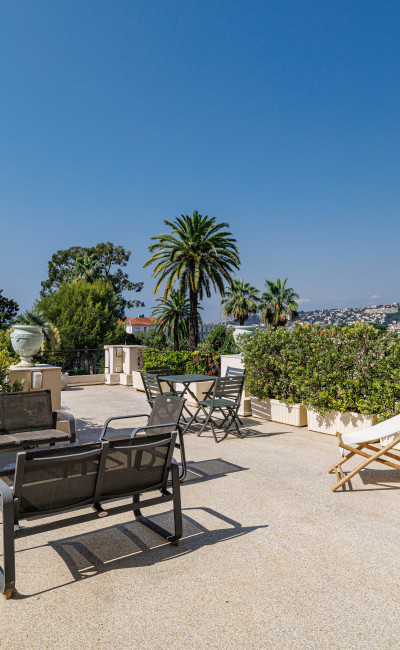 Vaste séjour lumineux avec terrasse et vue sur le parc sur Cimiez