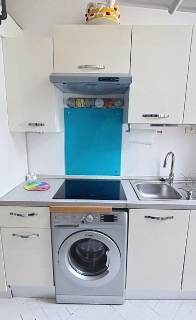 Cuisine aménagée et équipée avec salle d’eau et WC